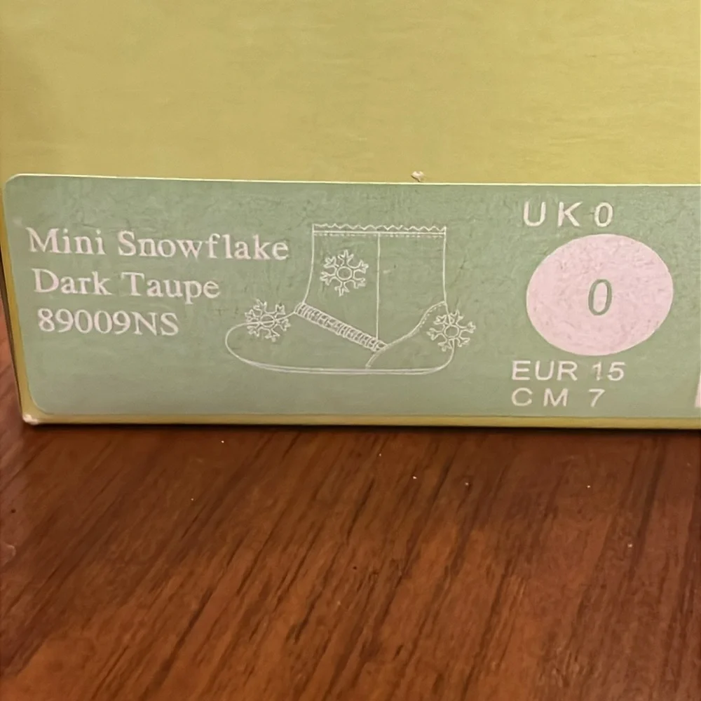 Weebok by Reebok Mini Snowflake Baby Infant Booties Boots and Mitts set Size 0